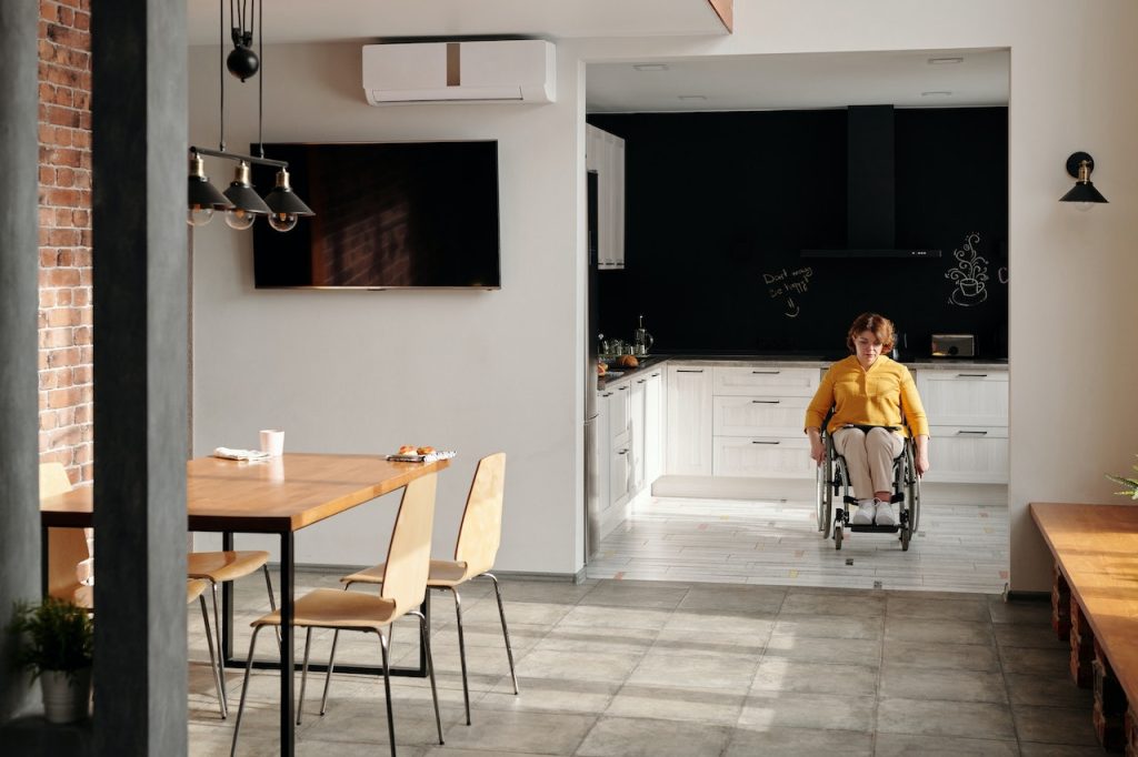 Reformas y adaptaciones para personas con discapacidad o movilidad reducida 4 Reformas y adaptaciones. Cocina amplia y accesible para personas con discapacidad o movilidad reducida