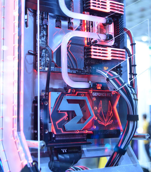 Servicios 6 Imagen de un cuadro eléctrico de alta tecnología, donde se pueden apreciar los cables y componentes perfectamente organizados y conectados.