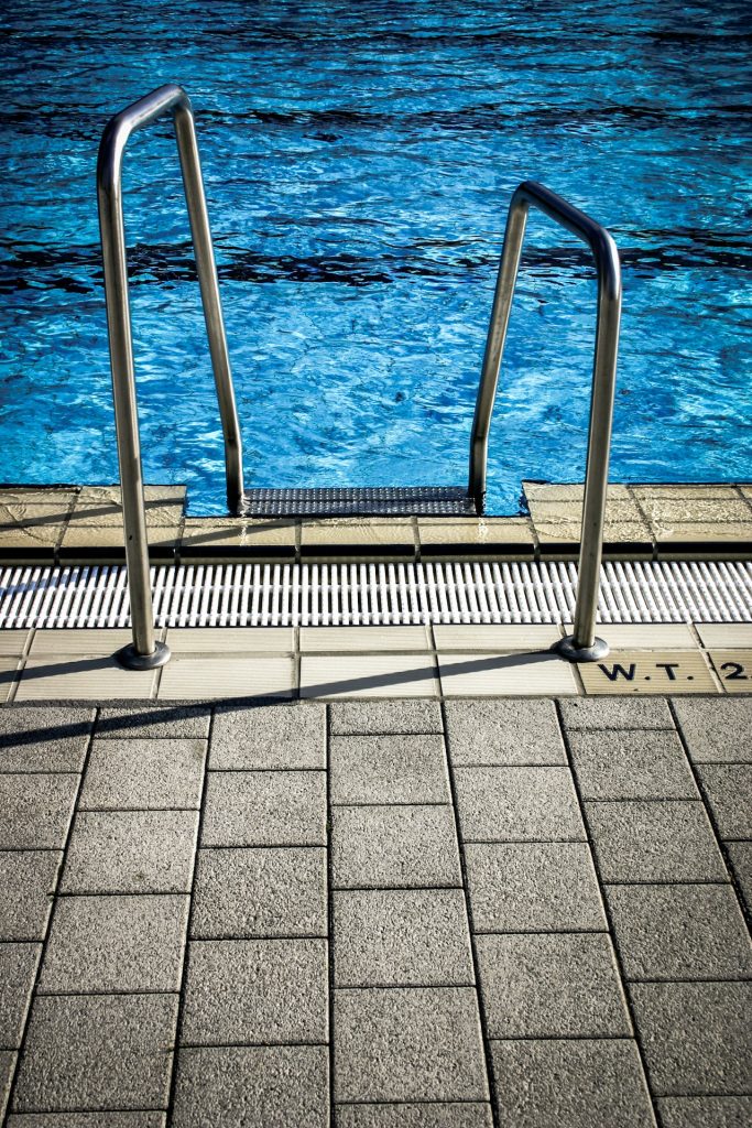 Mantenimiento y limpieza de piscinas: deja que nuestros expertos se encarguen de mantener tu piscina 3 limpieza de piscinas. esta imagen muestra el resultado de un mantenimiento y limpieza cuidadosos de una piscina