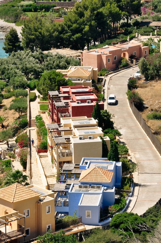 Mantenimientos 10 Urbanización residencial rodeada de vegetación y tranquilidad