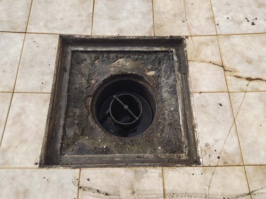 Reparación y restauración de cazoleta de desagüe deteriorada 3 Cazoleta de desagüe en mal estado con fugas y suciedad