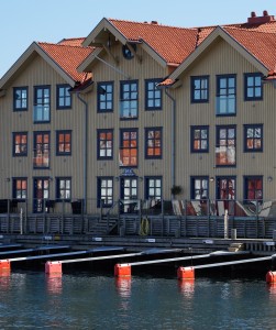 En esta imagen se aprecian los edificios que bordean el mar en un puerto deportivo, mostrando su esplendor y buen estado de conservación. Edificios junto al mar en perfecto estado y con hermoso colorido