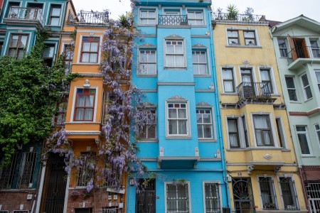 En esta imagen se aprecian los distintos colores y tonalidades que adornan la fachada de estos edificios, creando una vista vibrante y atractiva. Fachada de edificios con variados colores y tonalidades