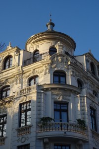 Esta foto muestra una fachada urbana con edificios altos y modernos. Los edificios son de diferentes colores y tienen diferentes estilos arquitectónicos. La fachada está llena de detalles, como ventanas, puertas y balcones. La foto es un recordatorio de la belleza y la diversidad de la arquitectura urbana. Una foto de una fachada urbana con edificios altos y modernos recien restaurado.