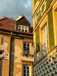 Esta foto muestra un grupo de edificios residenciales con ventanas y balcones. Los edificios son de diferentes alturas y colores, y están ubicados en una ciudad. La foto es un recordatorio de la diversidad y la belleza de la arquitectura urbana. Una foto de un grupo de edificios residenciales con ventanas y balcones.