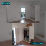 Dos imágenes de un armario empotrado antes y después de una reparación y la colocación de una puerta en la pared. En la imagen de antes se ve el armario con desperfectos. En la imagen de después se aprecia el armario reparado y la colocación de una puerta. Dos imágenes de un armario empotrado antes y después de una reparación y la colocación de una puerta en la pared.