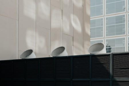 La azotea del edificio alberga un completo sistema de climatización, compuesto por unidades de aire acondicionado y equipos de ventilación, garantizando un ambiente fresco y agradable en el interior. Eficiente sistema de climatización en una azotea