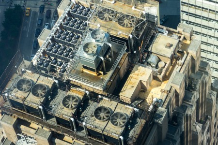 La azotea del centro comercial está equipada con un extenso sistema de climatización, evidenciando un trabajo minucioso y eficiente en su instalación. Eficiente sistema de climatización en la azotea de un centro comercial