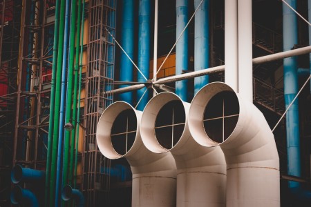 Los tubos de ventilación estratégicamente colocados garantizan una adecuada circulación del aire en el espacio comercial, proporcionando un ambiente fresco y saludable. Sistema de ventilación eficiente en un espacio comercial