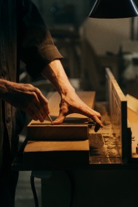 Este dedicado trabajador se asegura de medir y trazar cada detalle con precisión en su banco de trabajo. Trabajador meticuloso midiendo y trazando una madera en su banco de trabajo