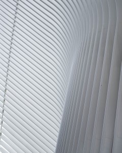 Esta impresionante estructura curvada, fabricada con carpintería en PVC de color blanco, destaca por su elegancia y resistencia. Estructura curvada de carpintería en PVC en color blanco