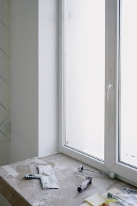 En esta imagen se muestra una ventana de PVC recién instalada, de color blanco, que aporta un aspecto limpio y moderno al entorno. Ventana de PVC blanca recién instalada: Durabilidad y eficiencia en el diseño arquitectónico