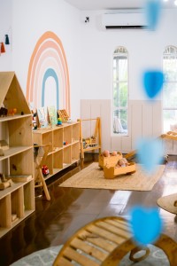 En esta imagen se puede apreciar una encantadora habitación infantil con muebles de madera de pino hechos a medida, que brindan un ambiente cálido y personalizado. Habitación infantil personalizada: Muebles de madera de pino hechos a medida