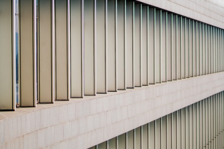 En esta imagen, se aprecian los ventanales de un edificio, construidos con láminas de aluminio que brindan un aspecto moderno y atractivo. Ventanales de aluminio: Modernidad y eficiencia energética en la arquitectura