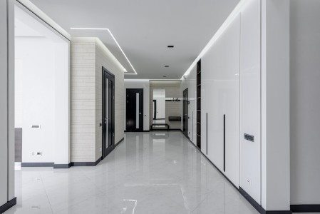 En esta imagen se aprecia una oficina recién reformada, donde las puertas de madera negra y los armarios de PVC blanco aportan un toque de elegancia y funcionalidad. Oficina recién reformada: Estética moderna y funcionalidad en cada detalle