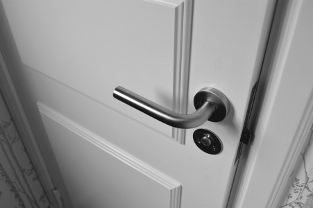 Esta imagen muestra una puerta de color blanco recién instalada, añadiendo elegancia y frescura al entorno. Puerta blanca recién instalada, elegancia y frescura en el hogar