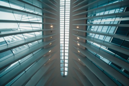 La imponente bóveda cilíndrica se alza gracias a las finas columnas de cristal, permitiendo una espectacular entrada de luz natural. Majestuosa bóveda cilíndrica con columnas de cristal