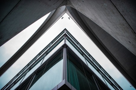 La estructura de hormigón desafía la gravedad y crea una composición asimétrica única Estructura de hormigón asimétrica que desafía la gravedad