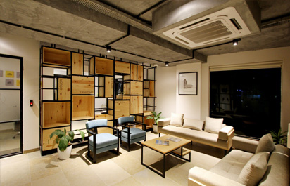 Servicios 9 Imagen de un salón de estilo moderno, con un elegante aire acondicionado empotrado en el techo, que proporciona confort y climatización eficiente.