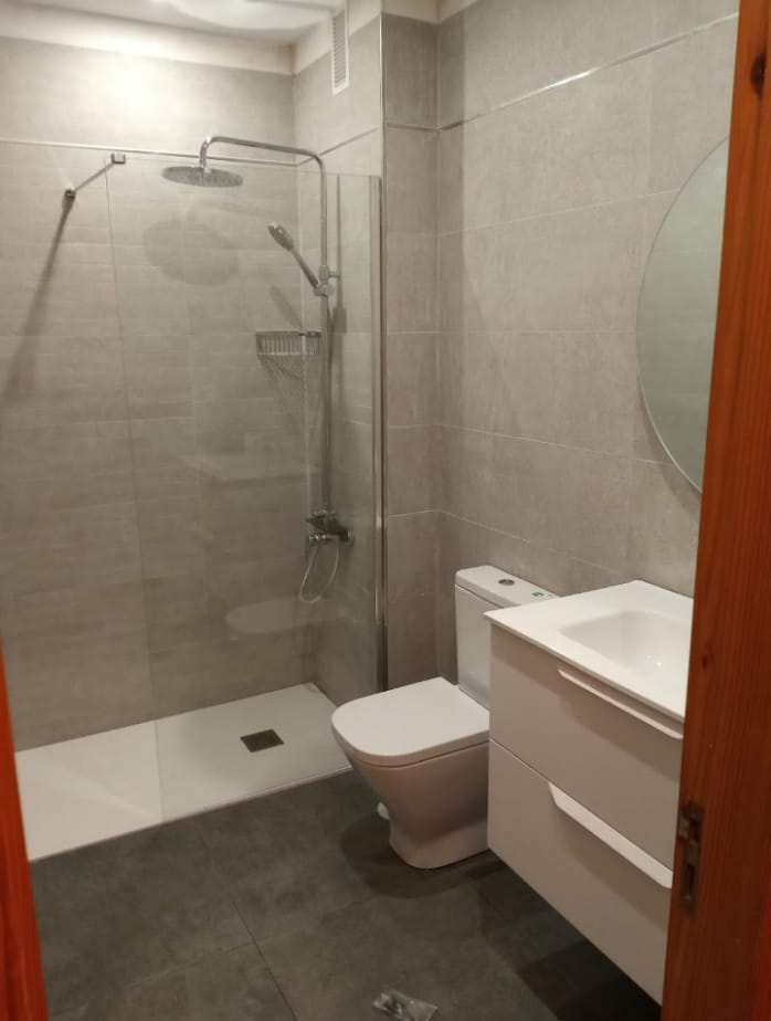 Renovación del cuarto de baño gris 6 Cuarto de baño contemporáneo con un toque de elegancia.