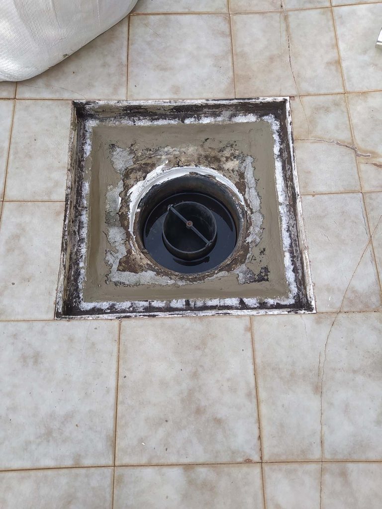 Reparación y restauración de cazoleta de desagüe deteriorada 4 Cazoleta de desagüe en proceso de reparación y limpieza