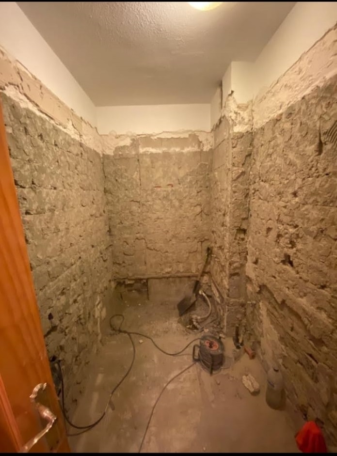 Renovación del cuarto de baño gris 4 Cuarto de baño en proceso de reforma con azulejos y baldosas eliminados