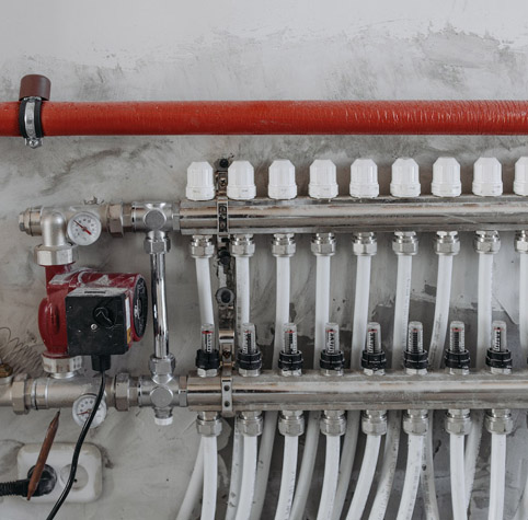 Servicios 4 Imagen de un conjunto de tubos de fontanería recién instalados en una reforma, mostrando una excelente calidad de instalación.
