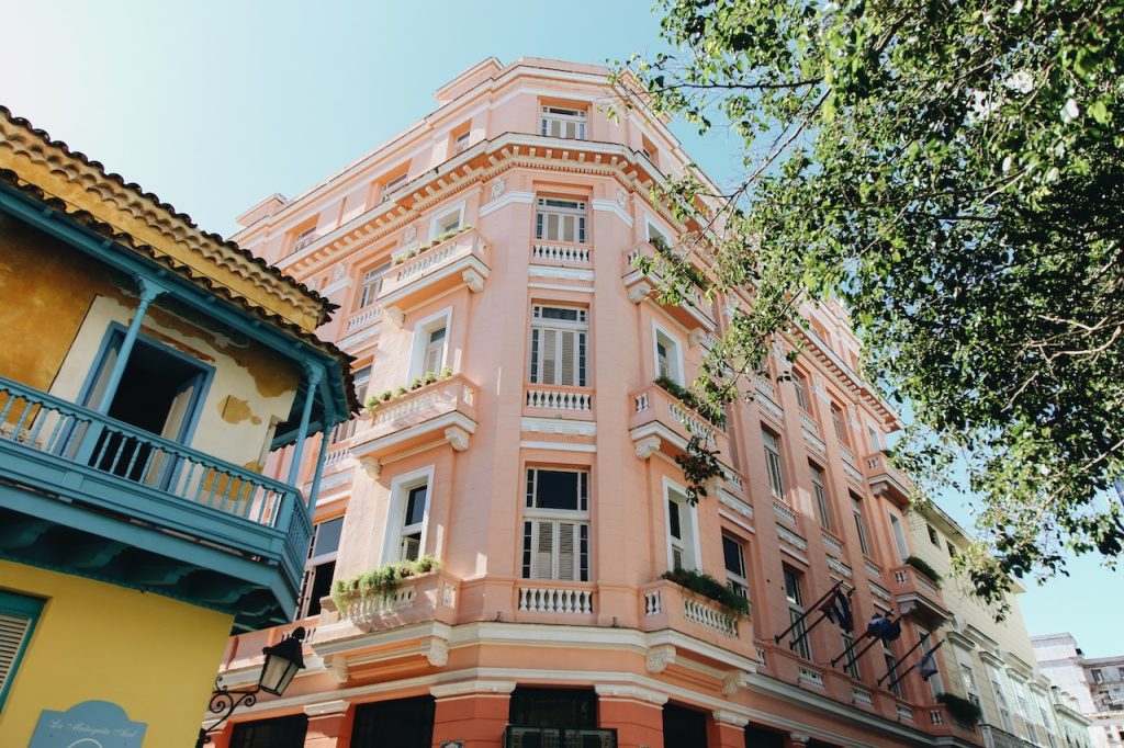 Rehabilitación de fachadas y edificios 3 Una foto de una calle en la ciudad de la habana. Gran Hotel Manzana con una buena Rehabilitación de fachadas y edificios