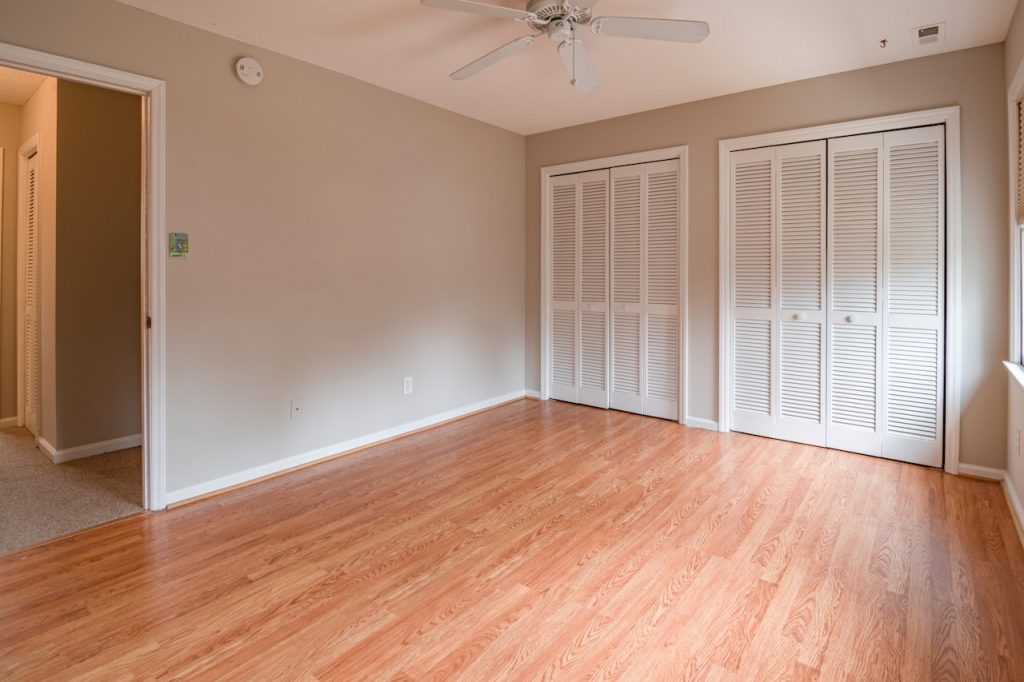 Instalación de tarimas y parquets de alta calidad para pisos y escaleras 2 Habitación recién reformada con suelo de parquet en perfectas