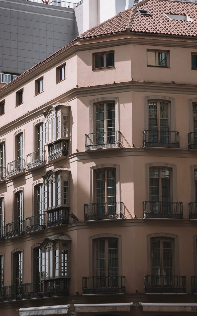 Rehabilitación de fachadas y edificios 4 Una vista de una calle urbana con edificios de apartamentos.