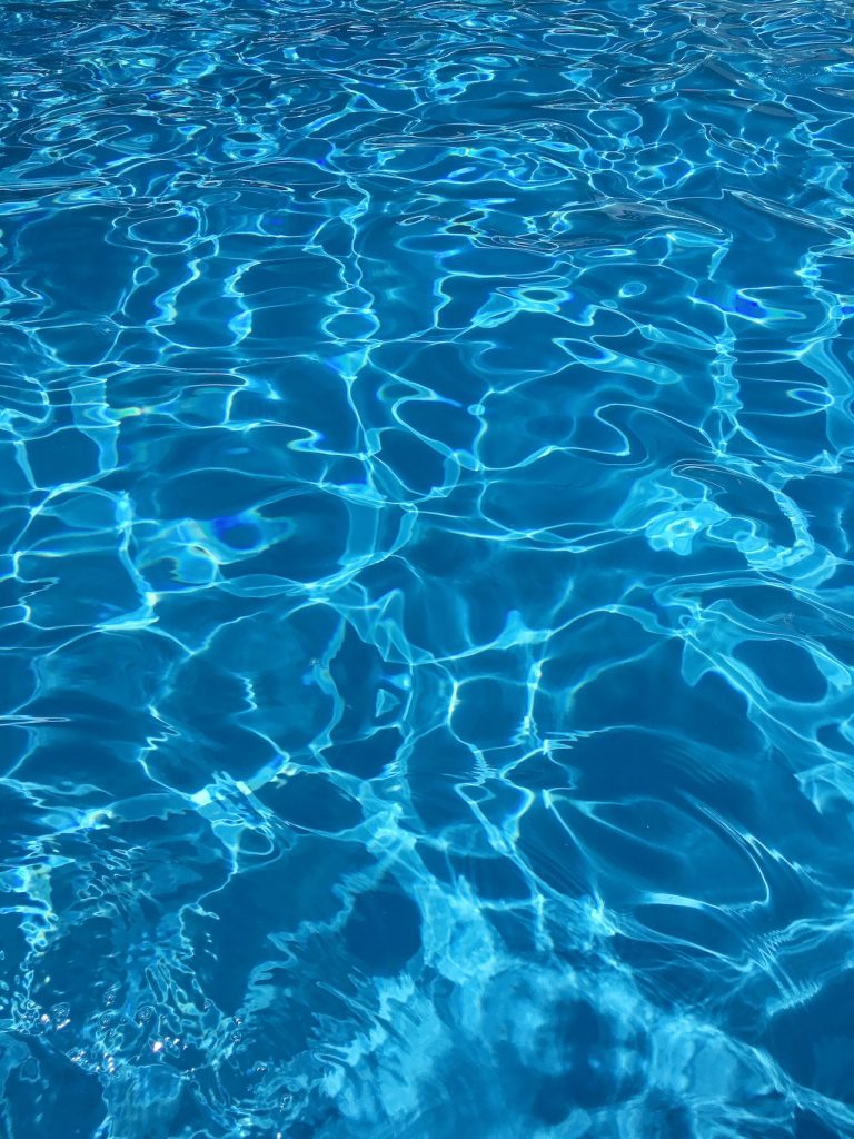 Renovación de una piscina 8  Imagen del agua cristalina de una piscina recién reformada, invitando a un refrescante baño con su transparencia y pureza.