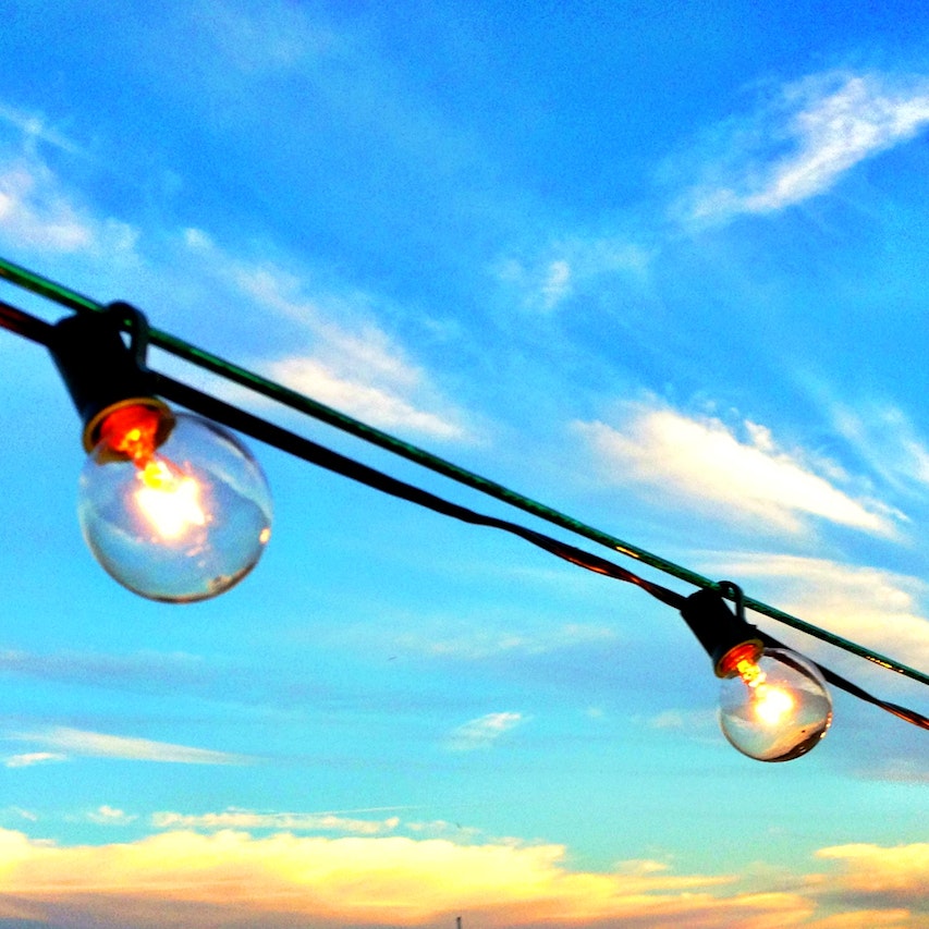 Mantenimientos 7 Dos bombillas LED transparentes con cable.