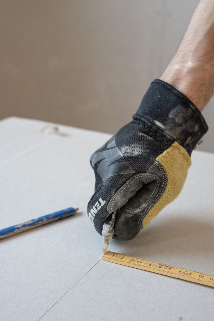 Renovación de techo de terrazas con pladur 2 Trabajador cortando una plancha de pladur con precisión