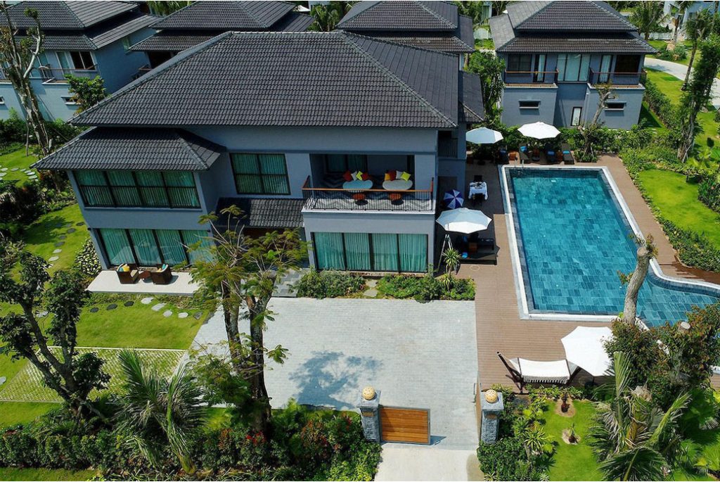 Mantenimientos 2 Imagen de una urbanización de chalets con una piscina con buenos Mantenimientos