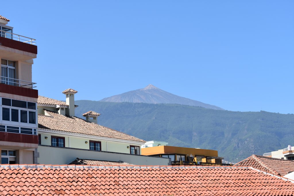 Contacto 2 vista del teide desde una azotea. ponte en contacto con el cielo azul de fondo
