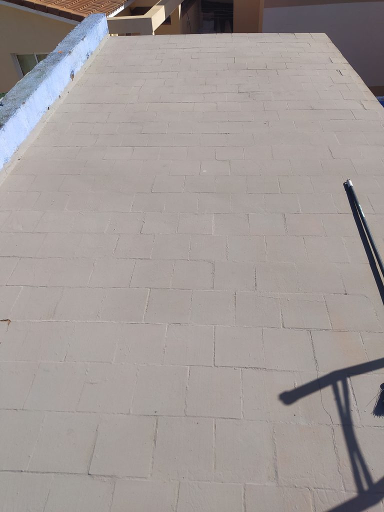 Trabajos de impermeabilización del suelo de una azotea con acabado en baldosas marrones 3 Antes de la reforma: Problemas de impermeabilización en una azotea