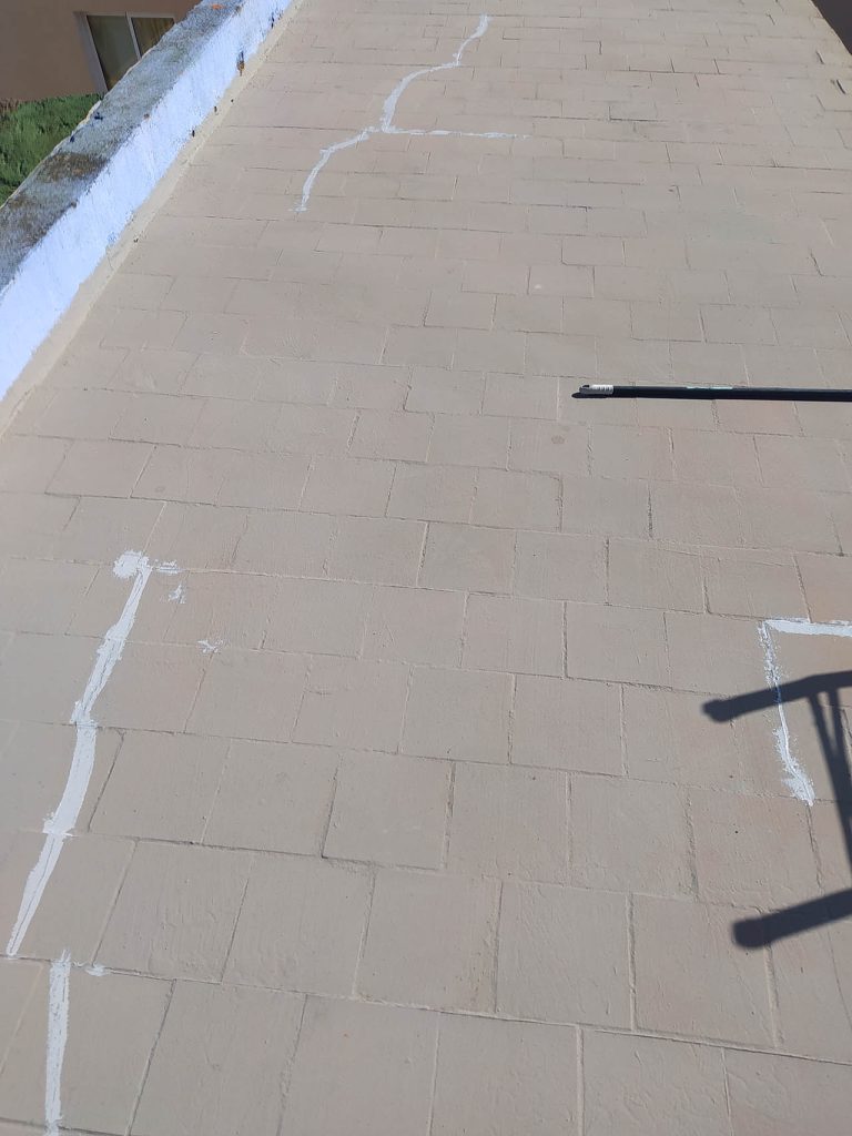 Trabajos de impermeabilización del suelo de una azotea con acabado en baldosas marrones 4 Proceso de impermeabilización en una azotea