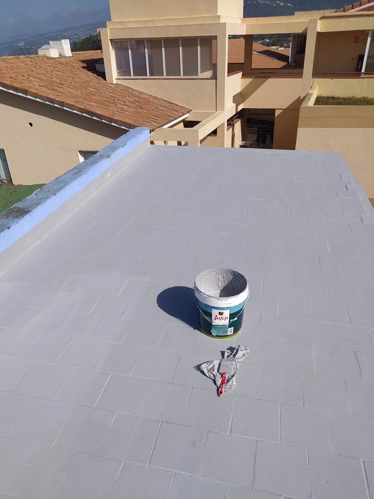 Trabajos de impermeabilización del suelo de una azotea con acabado en baldosas marrones 5 Proceso de impermeabilización y pintura en una azotea