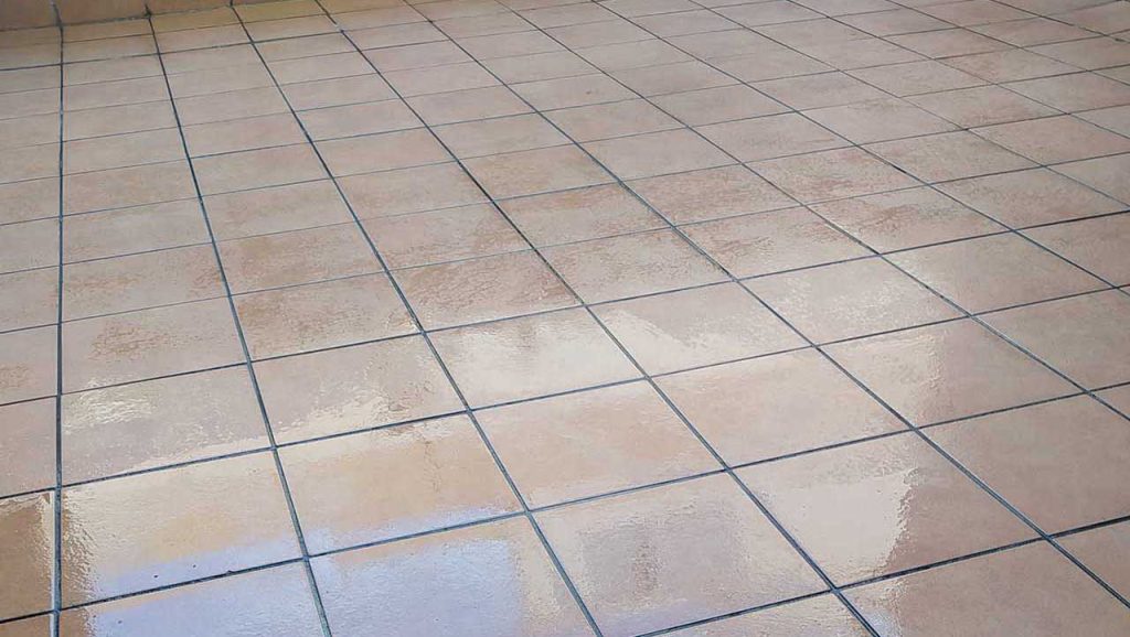 Trabajos de impermeabilización del suelo de una azotea con acabado en baldosas marrones 7 Azotea renovada con baldosas y protección impermeable