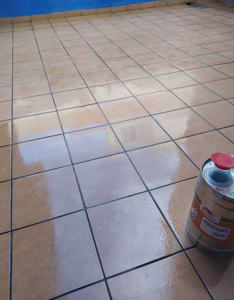Trabajos de impermeabilización del suelo de una azotea con acabado en baldosas marrones 6 Proceso de impermeabilización y colocación de baldosas en una azotea