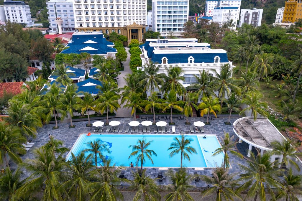 Mantenimiento y limpieza de piscinas: deja que nuestros expertos se encarguen de mantener tu piscina 2 Piscina en urbanización con dos secciones: una para niños y otra para adultos