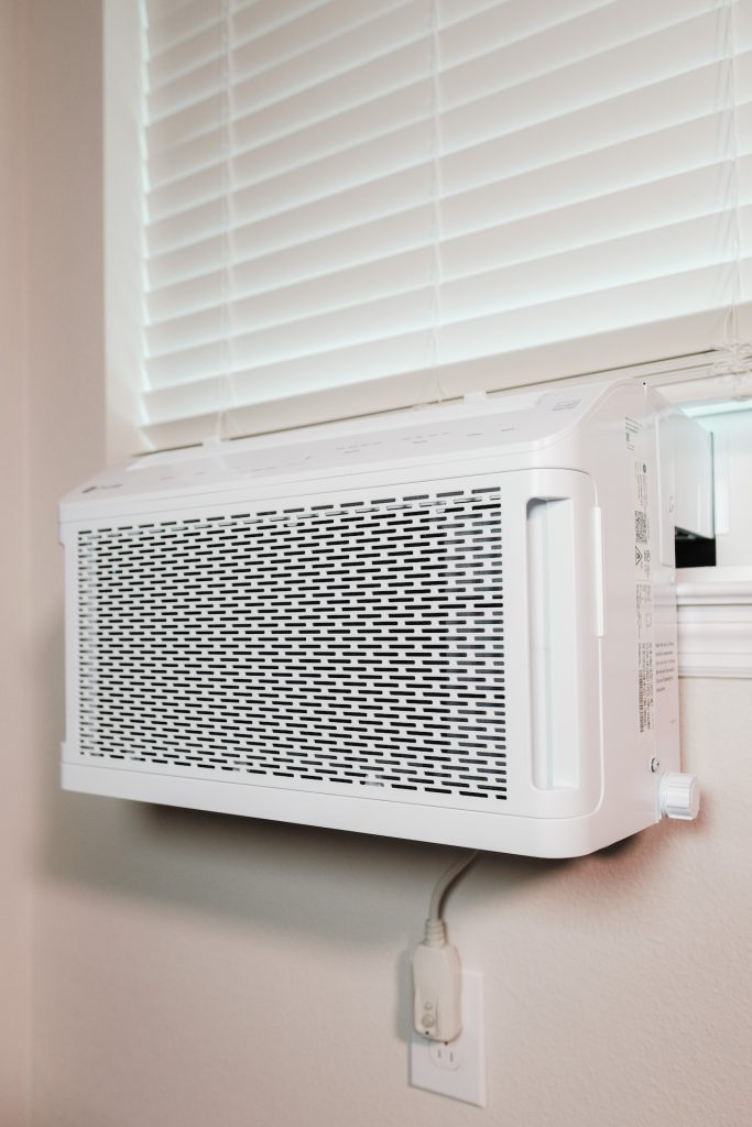 Instalación de climatización y aire acondicionado 3 Eficiente y discreto: Aire acondicionado ubicado debajo de una ventana