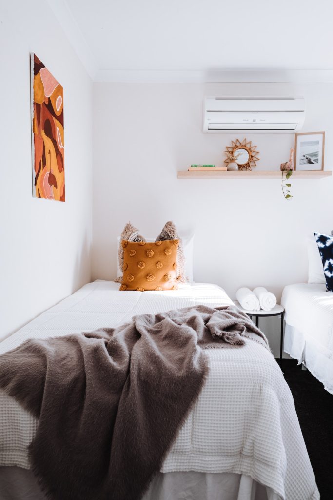 Instalación de climatización y aire acondicionado 4 Confort y frescura: Una habitación con un eficiente sistema de aire acondicionado