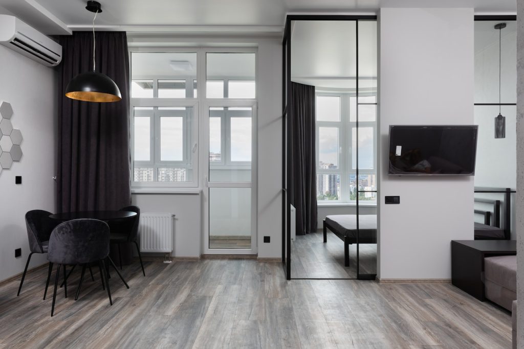 Instalación de climatización y aire acondicionado 5 Elegancia y confort en un salón moderno con climatización y aire acondicionado eficiente