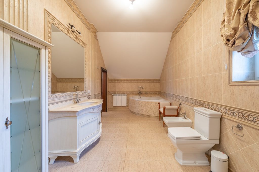 Cuarto de baño recién reformado con hermosos accesorios y sistema de calefacción por suelo radiante eficiente