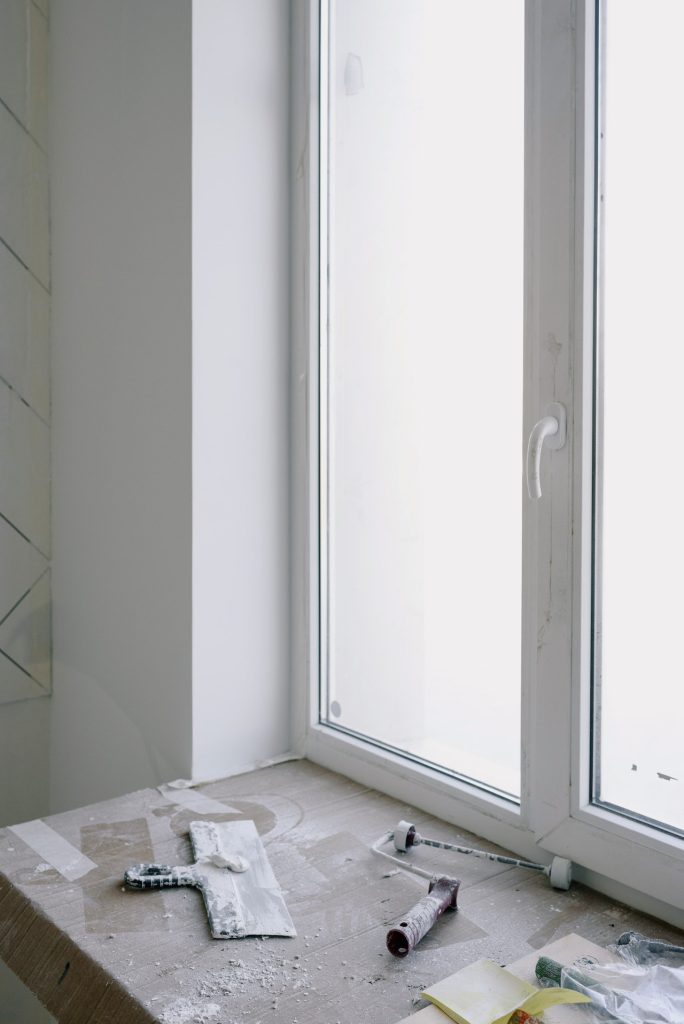 Reparación y restauración de elementos de carpintería en madera, aluminio y PVC 2 Ventana de PVC blanca recién instalada: Durabilidad y eficiencia en el diseño arquitectónico