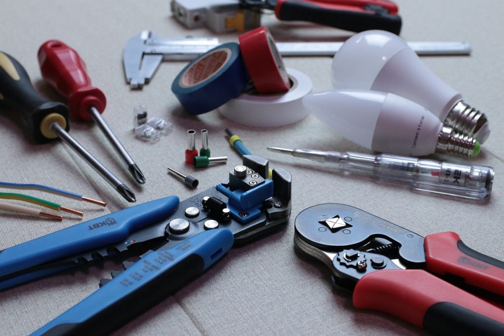 Herramientas eléctricas y bombillas: todo lo necesario para reparaciones en casa