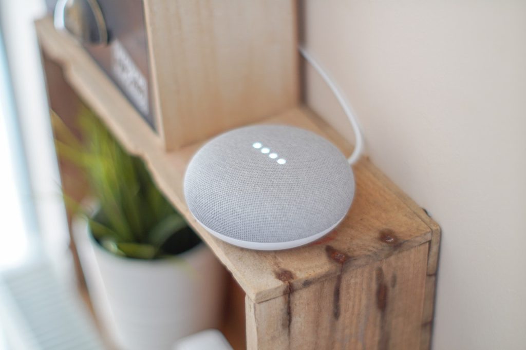 Diseño e implementación de proyectos de iluminación energéticamente eficientes 2 Altavoz inteligente para la domótica: controlando tu hogar con comandos de voz