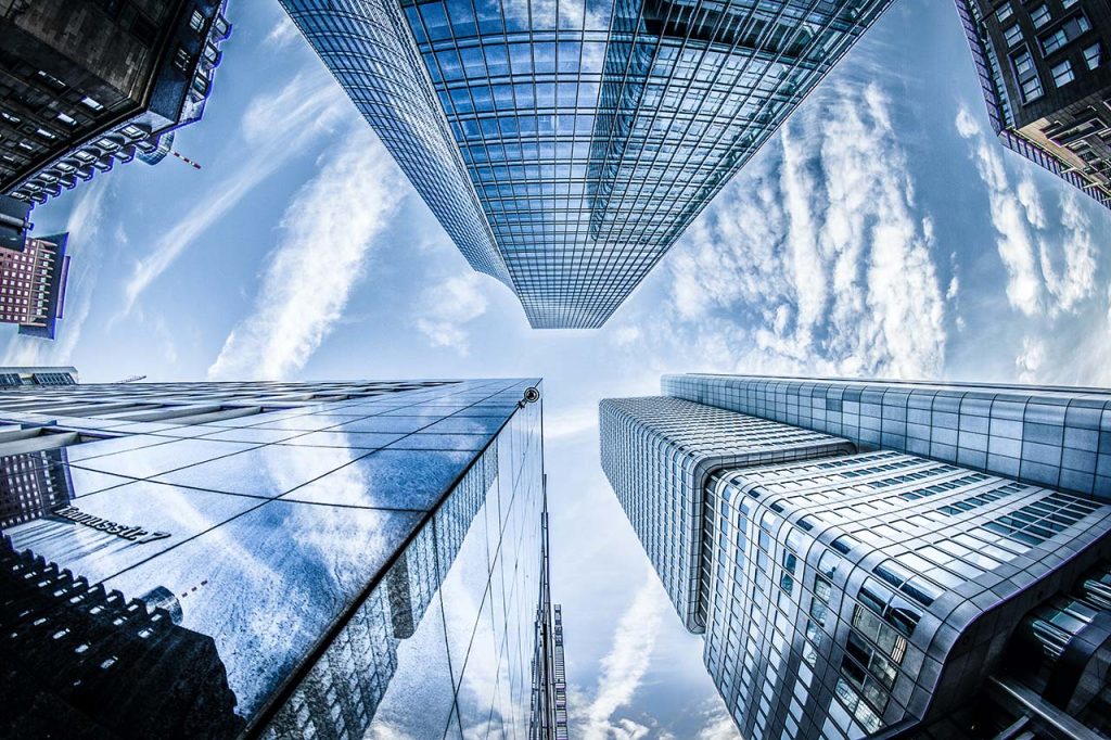 Construcción de estructuras y cimientos 2 Impresionantes rascacielos de cristal que se elevan hacia el cielo