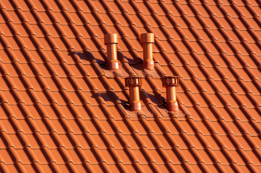 Tejado recién impermeabilizado y reparado con chimeneas de ventilación